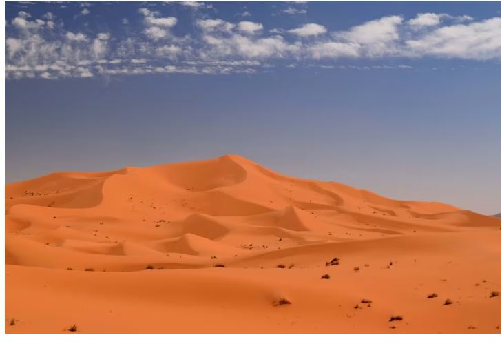  نمایی از تپه شنی ستاره لالا لالیا در صحرای صحرا، در ارگ چبی، مراکش